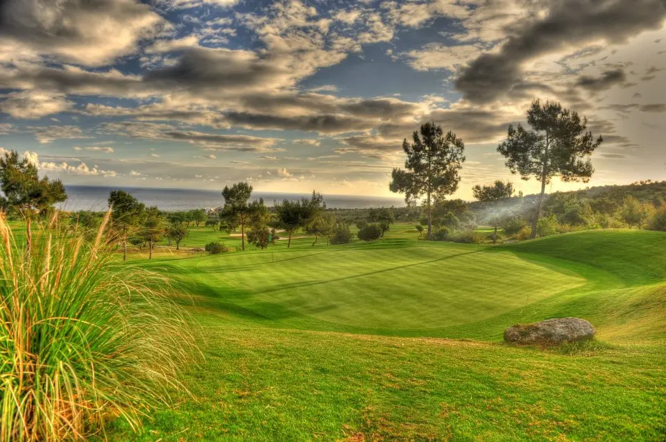 Golfbane med havutsikt