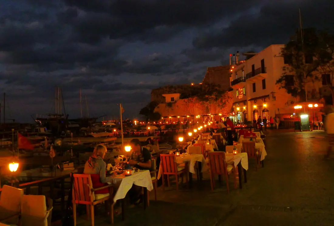 Restauranter langs havnen om kvelden