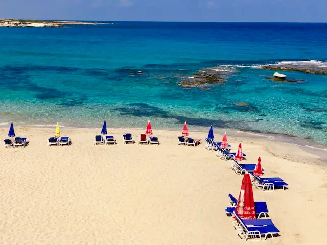 Turkis vann og parasoller på stranden